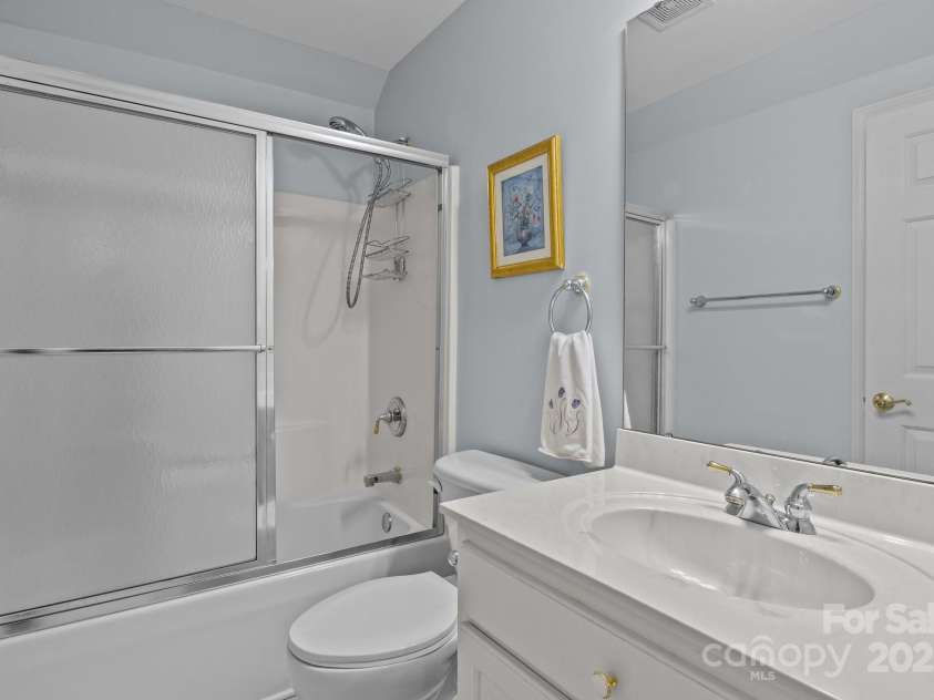 4563 Osprey Run Court, Denver, NC 28037.  MLS# CAR4250891, YatesRealty ID 17479. Upstairs ensuite bath