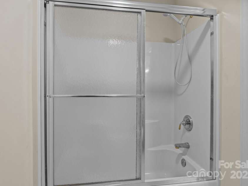 4563 Osprey Run Court, Denver, NC 28037.  MLS# CAR4250891, YatesRealty ID 17479. Upstairs Jack and Jill shower