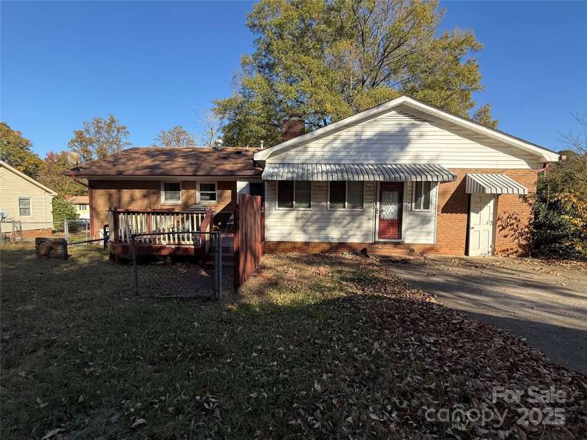 6201 Eagle Peak Drive, Charlotte, NC 28214.  MLS# CAR4311216, YatesRealty ID 1748. 