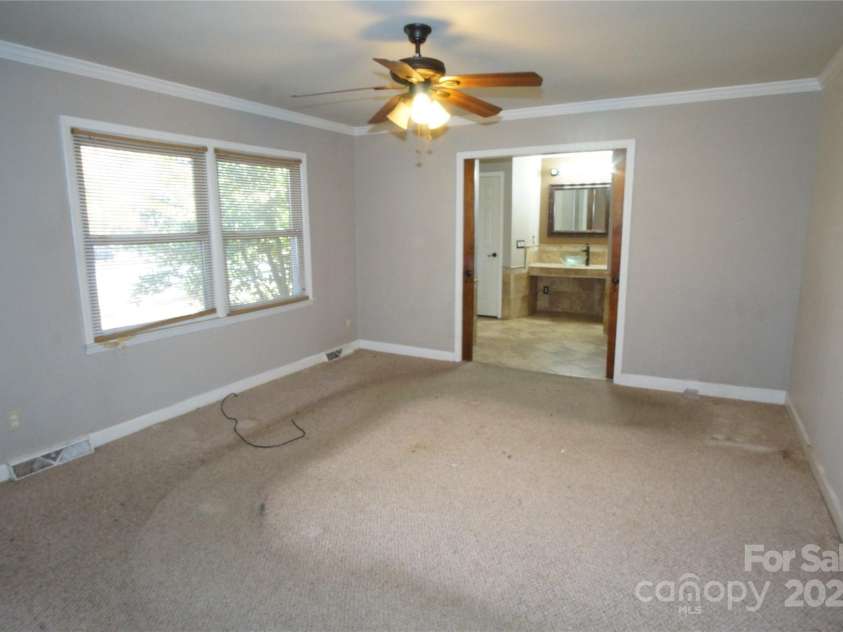 6201 Eagle Peak Drive, Charlotte, NC 28214.  MLS# CAR4311216, YatesRealty ID 1748. 