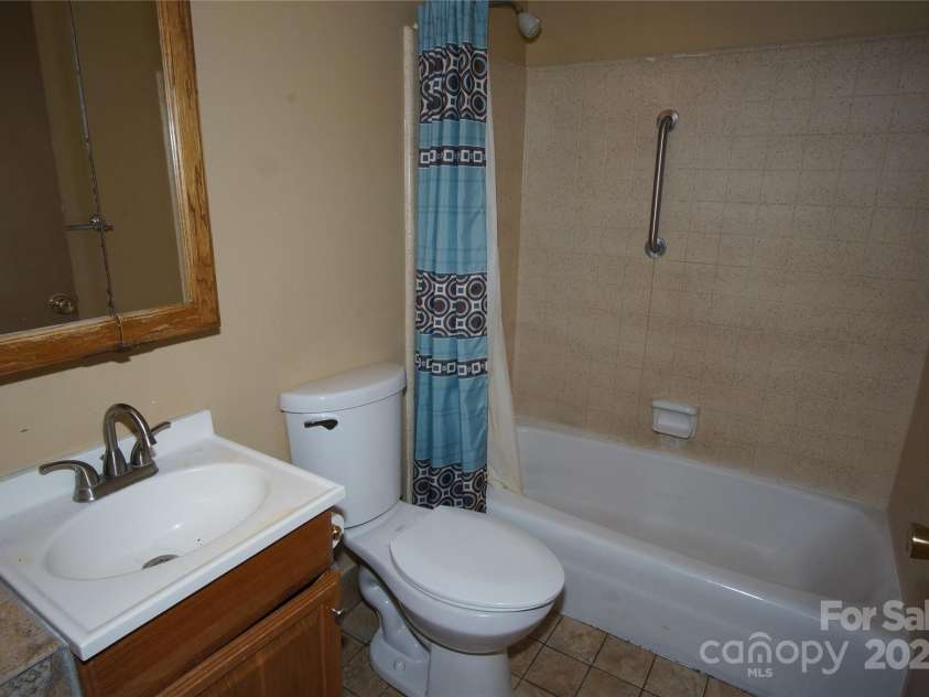 6201 Eagle Peak Drive, Charlotte, NC 28214.  MLS# CAR4311216, YatesRealty ID 1748. 