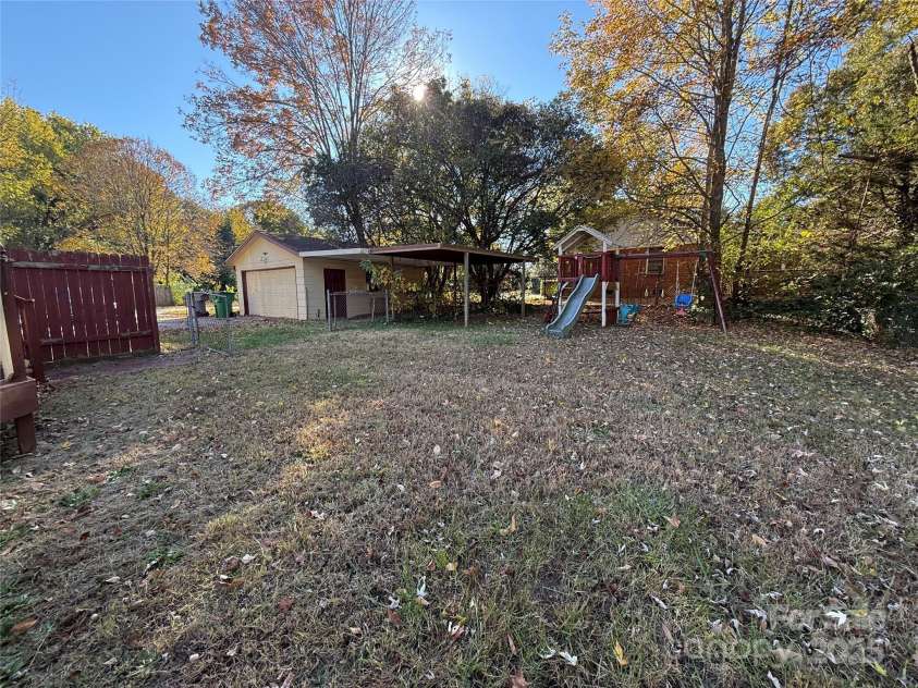 6201 Eagle Peak Drive, Charlotte, NC 28214.  MLS# CAR4311216, YatesRealty ID 1748. 