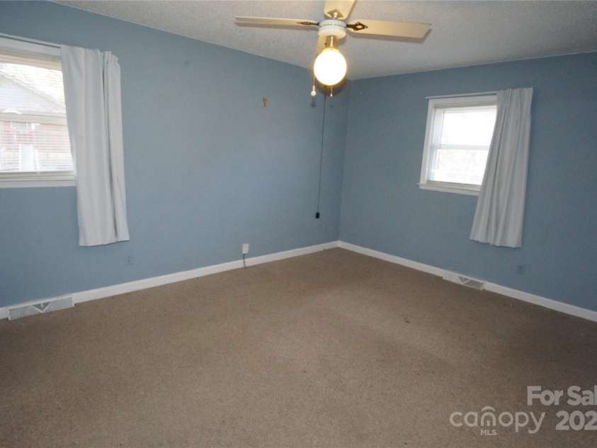 6201 Eagle Peak Drive, Charlotte, NC 28214.  MLS# CAR4311216, YatesRealty ID 1748. Secondary br with full bath