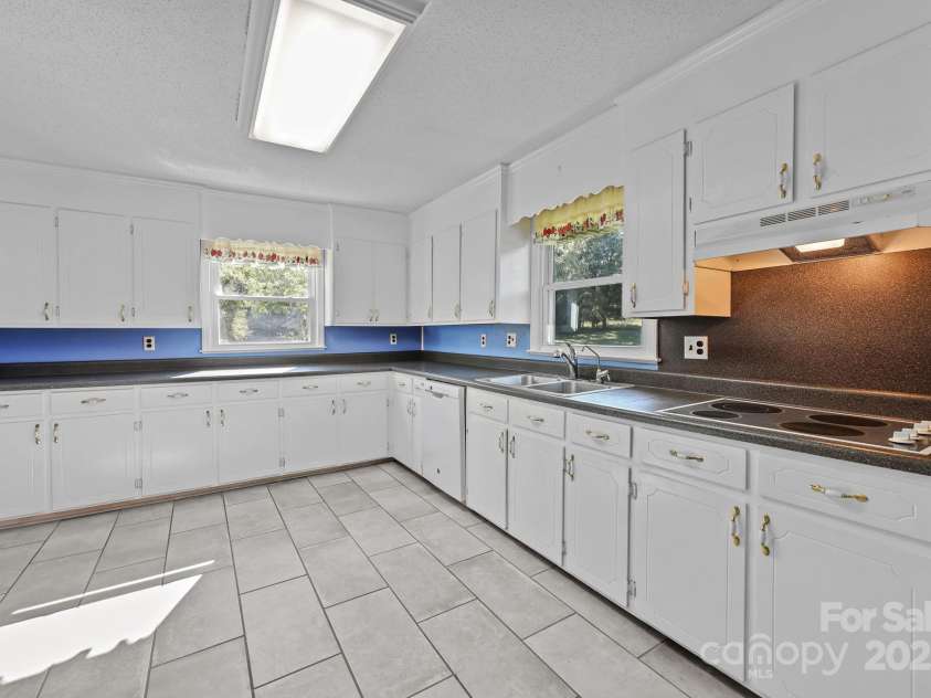 945 Alvin Hough Road, Midland, NC 28107.  MLS# CAR4309237, YatesRealty ID 1748. Kitchen with electric cooktop and wall oven