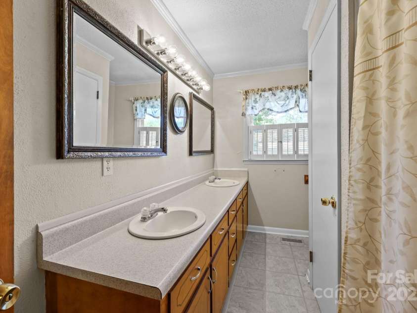 945 Alvin Hough Road, Midland, NC 28107.  MLS# CAR4309237, YatesRealty ID 1748. Main bath with 2 sinks and linen closet