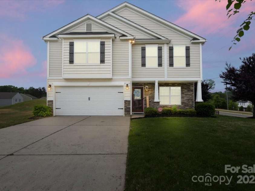 2739 Golden Rose Lane, Charlotte, NC 28216.  MLS# CAR4249585, YatesRealty ID 17480. 