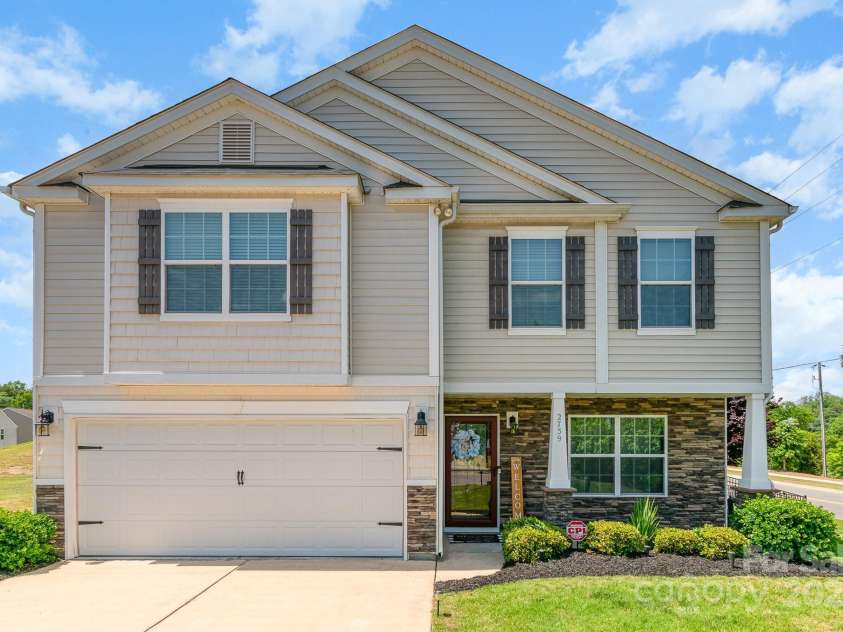 2739 Golden Rose Lane, Charlotte, NC 28216.  MLS# CAR4249585, YatesRealty ID 17480. 