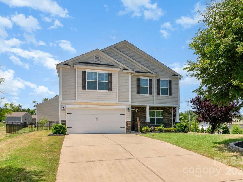 2739 Golden Rose Lane, Charlotte, NC 28216.  MLS# CAR4249585, YatesRealty ID 17480. 