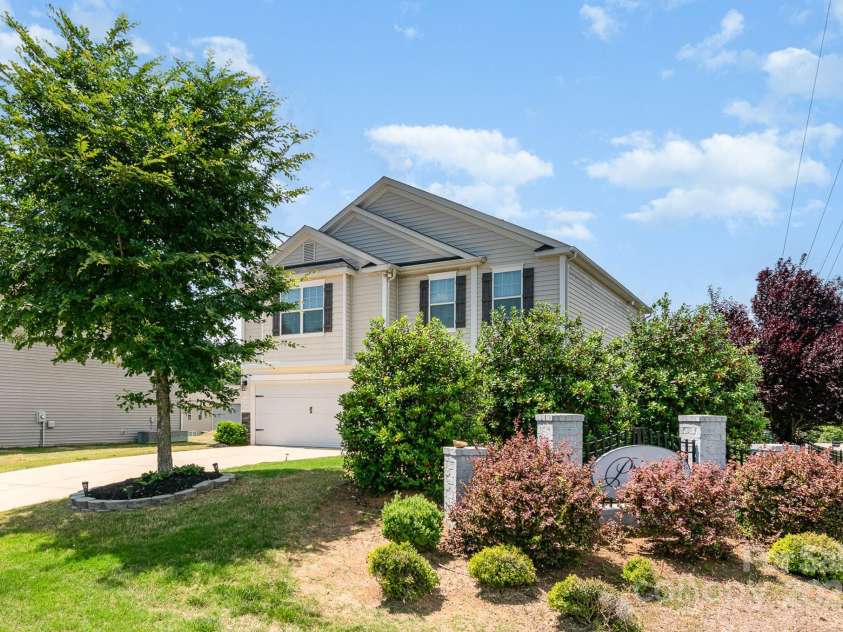 2739 Golden Rose Lane, Charlotte, NC 28216.  MLS# CAR4249585, YatesRealty ID 17480. 