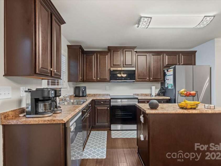 2739 Golden Rose Lane, Charlotte, NC 28216.  MLS# CAR4249585, YatesRealty ID 17480. 