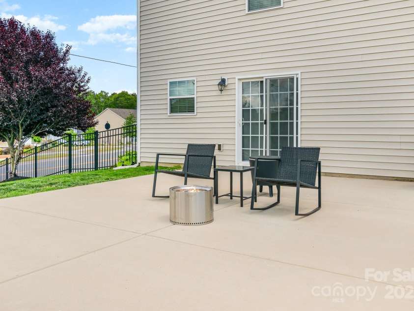 2739 Golden Rose Lane, Charlotte, NC 28216.  MLS# CAR4249585, YatesRealty ID 17480. 