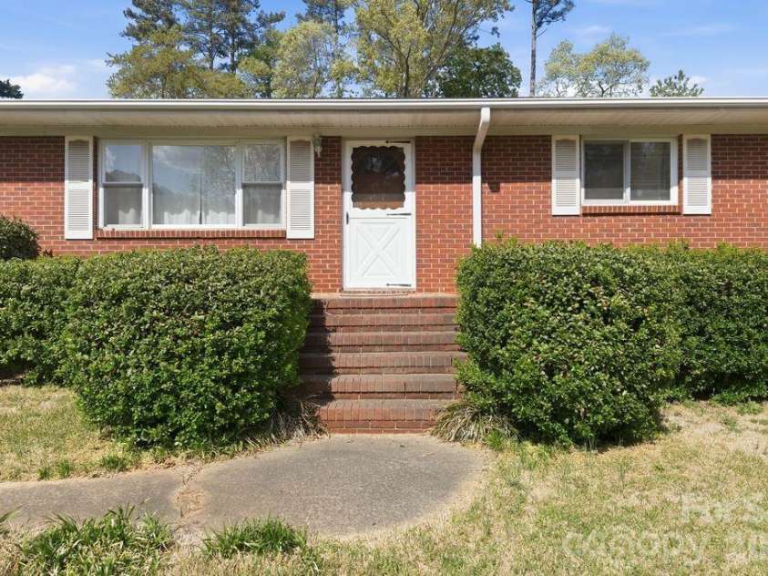 4108 Terry Terrace, Matthews, NC 28105.  MLS# CAR4363521, YatesRealty ID 17480. Front of home