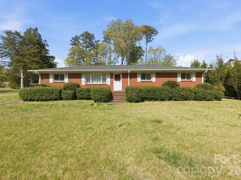 4108 Terry Terrace, Matthews, NC 28105.  MLS# CAR4363521, YatesRealty ID 17480. Front of house with large front yard