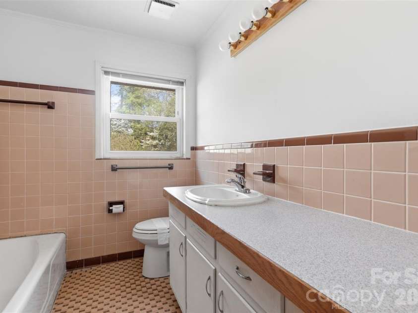 4108 Terry Terrace, Matthews, NC 28105.  MLS# CAR4363521, YatesRealty ID 17480. Full Bath with ceramic tub and shower