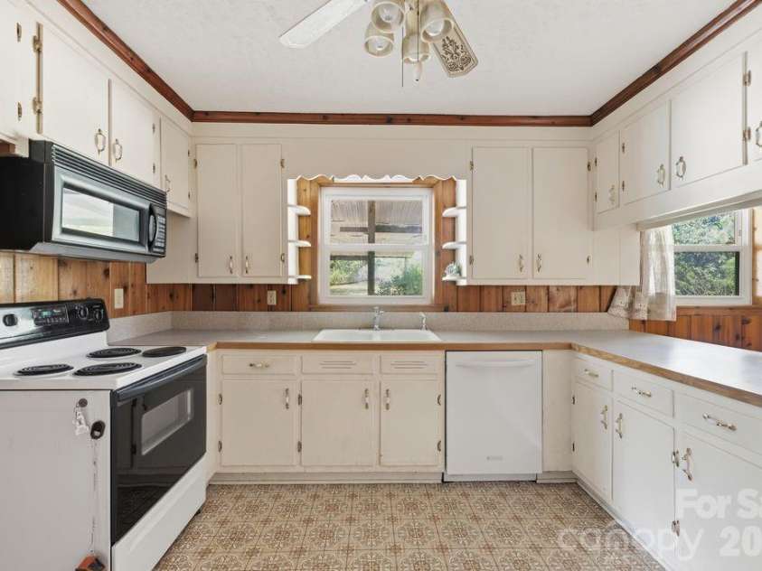 4108 Terry Terrace, Matthews, NC 28105.  MLS# CAR4363521, YatesRealty ID 17480. Kitchen