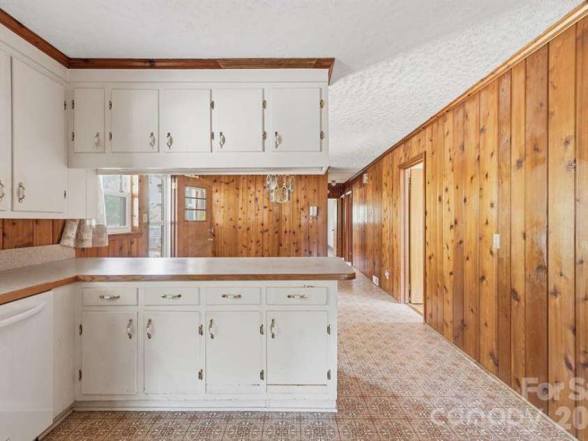 4108 Terry Terrace, Matthews, NC 28105.  MLS# CAR4363521, YatesRealty ID 17480. Kitchen