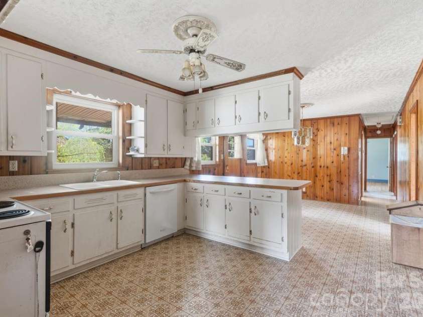 4108 Terry Terrace, Matthews, NC 28105.  MLS# CAR4363521, YatesRealty ID 17480. Kitchen open to dining area