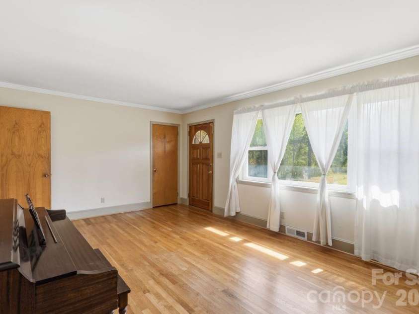 4108 Terry Terrace, Matthews, NC 28105.  MLS# CAR4363521, YatesRealty ID 17480. Living Room