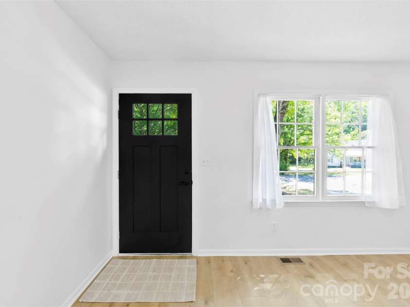 509 California Circle, York, SC 29745.  MLS# CAR4370760, YatesRealty ID 17481. Living Room