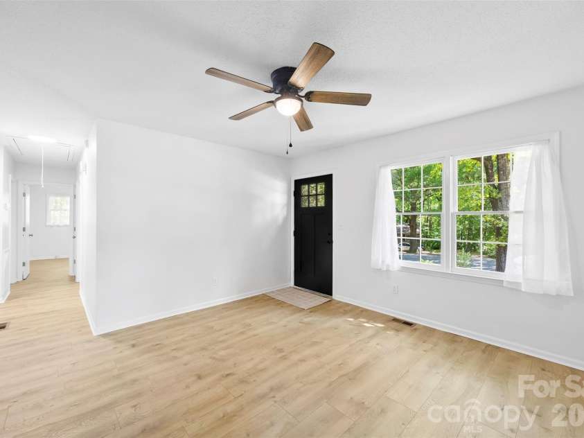 509 California Circle, York, SC 29745.  MLS# CAR4370760, YatesRealty ID 17481. Living Room/Hall