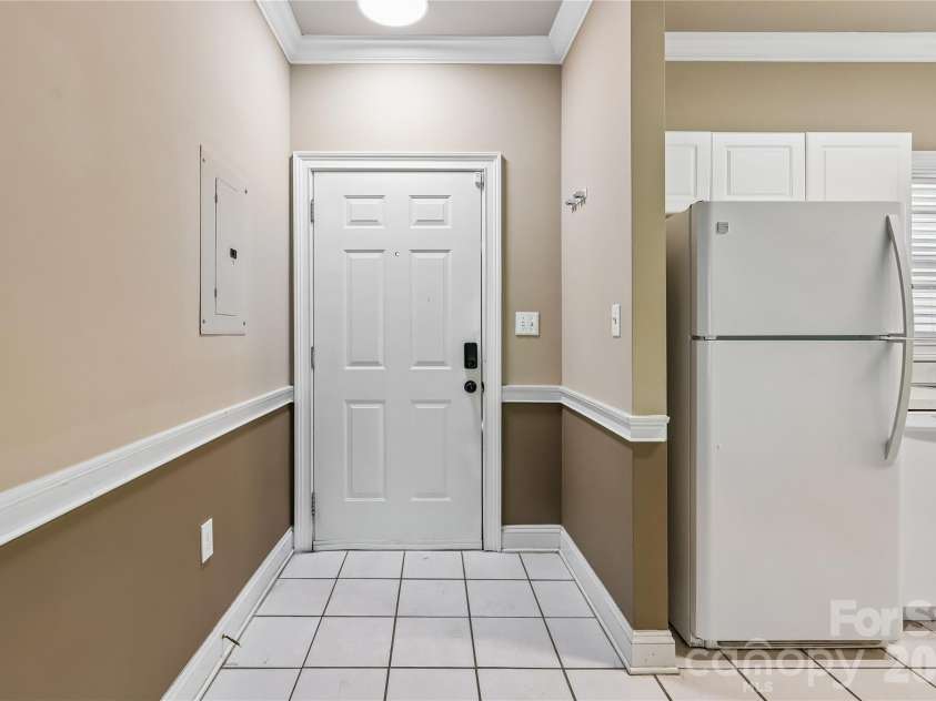 8923 Meadow Vista Road, Charlotte, NC 28213.  MLS# CAR4372895, YatesRealty ID 17482. Entryway
