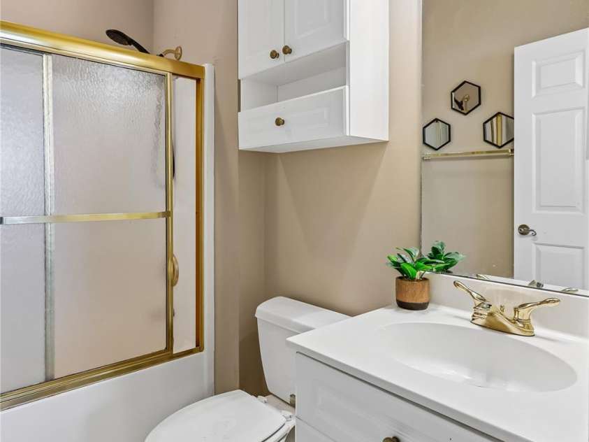 8923 Meadow Vista Road, Charlotte, NC 28213.  MLS# CAR4372895, YatesRealty ID 17482. Primary Bath
