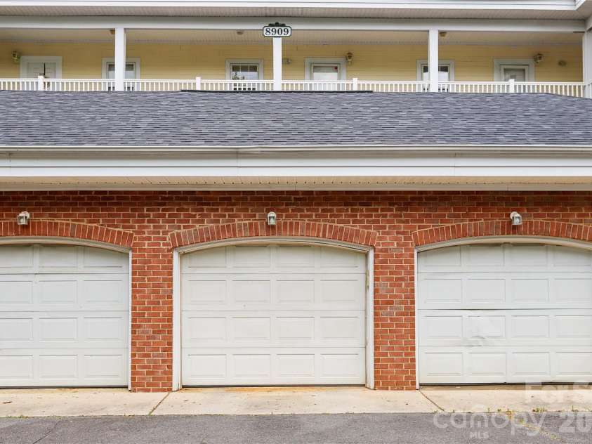 8923 Meadow Vista Road, Charlotte, NC 28213.  MLS# CAR4372895, YatesRealty ID 17482. Private Garage