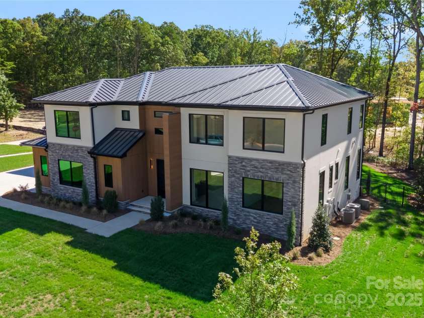 203 Sugar Maple Lane, Matthews, NC 28104.  MLS# CAR4315156, YatesRealty ID 17484. 
