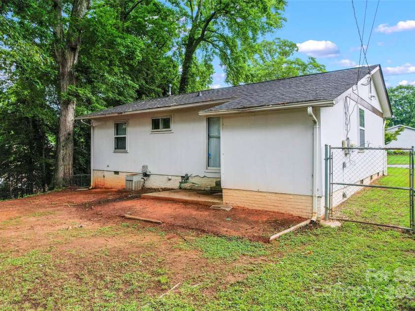 2328 Danforth Lane, Charlotte, NC 28208.  MLS# CAR4266152, YatesRealty ID 17484. 