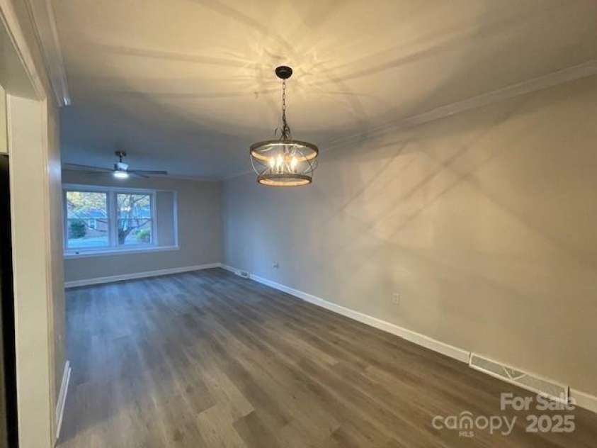7608 Surreywood Place, Charlotte, NC 28270.  MLS# CAR4317171, YatesRealty ID 17485. Dining Area Light. Check out Dimmer