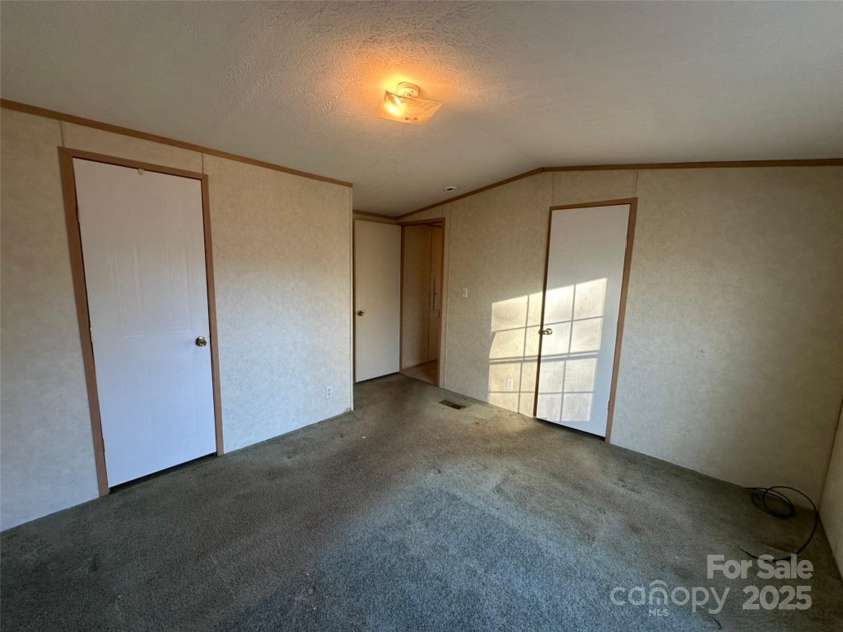 200 Rolling Oaks Drive, Hendersonville, NC 28791.  MLS# CAR4332291, YatesRealty ID 1749. 