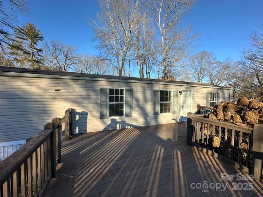 200 Rolling Oaks Drive, Hendersonville, NC 28791.  MLS# CAR4332291, YatesRealty ID 1749. 