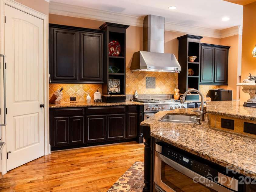 135 Sumter Drive, Mooresville, NC 28117.  MLS# CAR4252213, YatesRealty ID 17490. A functional gourmet kitchen designed for effortless entertaining.