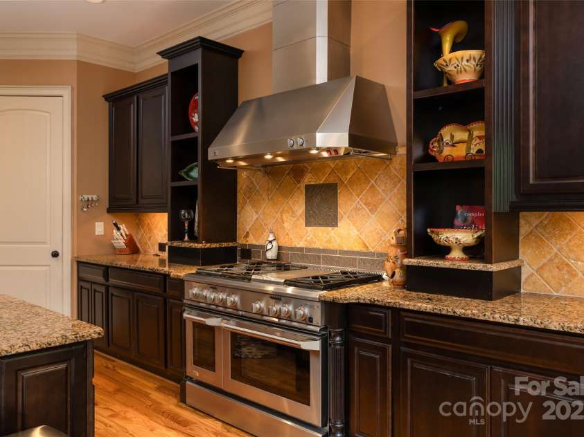 135 Sumter Drive, Mooresville, NC 28117.  MLS# CAR4252213, YatesRealty ID 17490. Designer appliances, and sleek custom finishes.