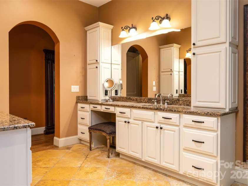 135 Sumter Drive, Mooresville, NC 28117.  MLS# CAR4252213, YatesRealty ID 17490. Luxurious and well appointed.