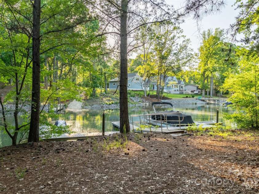 135 Sumter Drive, Mooresville, NC 28117.  MLS# CAR4252213, YatesRealty ID 17490. The community access lot is next door.