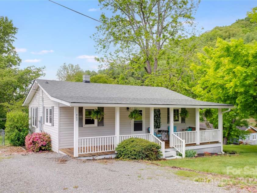 407 Valley View Circle, Waynesville, NC 28786.  MLS# CAR4259161, YatesRealty ID 17492. 407 Valley View Circle