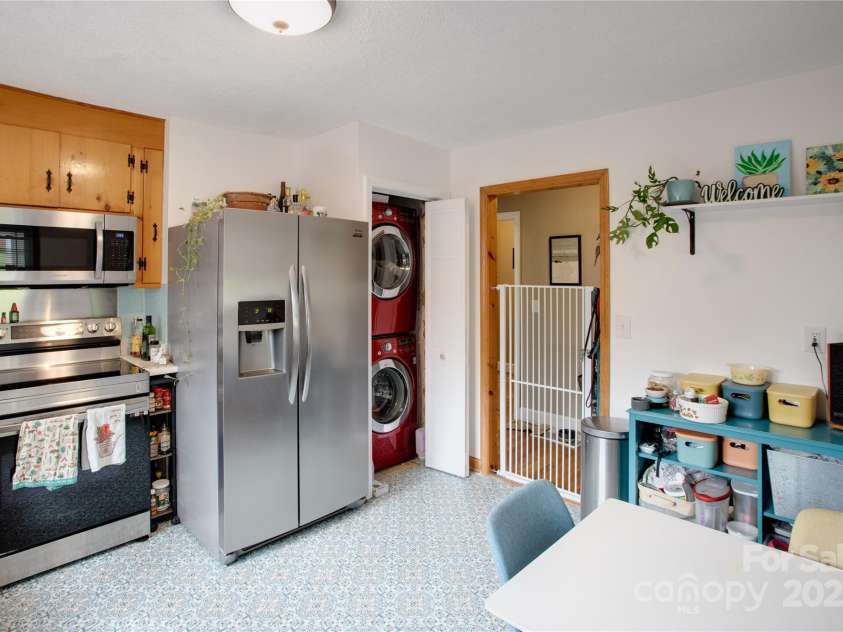407 Valley View Circle, Waynesville, NC 28786.  MLS# CAR4259161, YatesRealty ID 17492. Newer appliances, flooring and tile