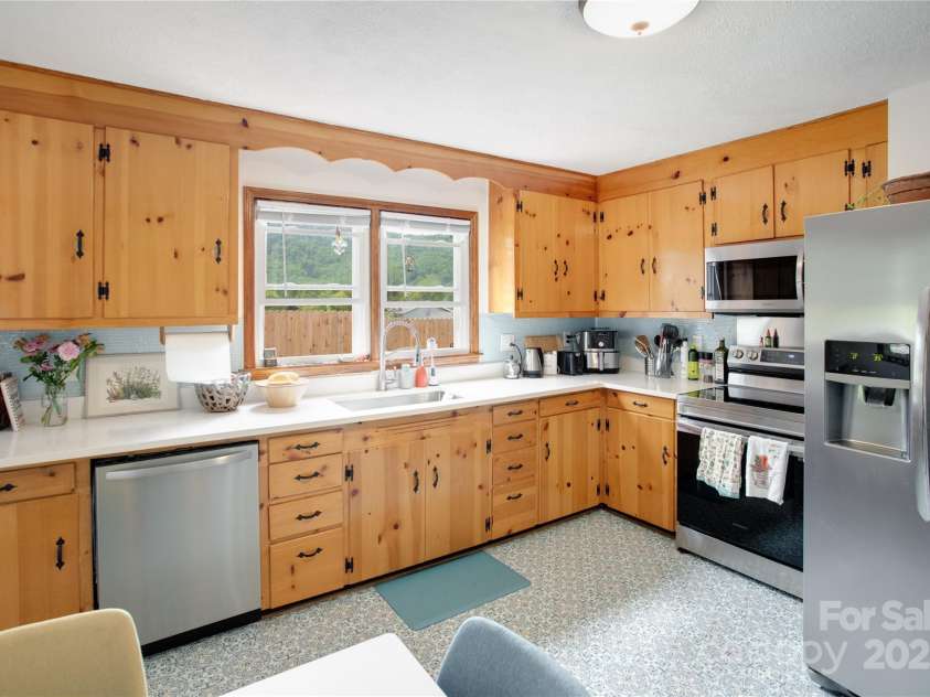 407 Valley View Circle, Waynesville, NC 28786.  MLS# CAR4259161, YatesRealty ID 17492. Remodeled kitchen is beautiful
