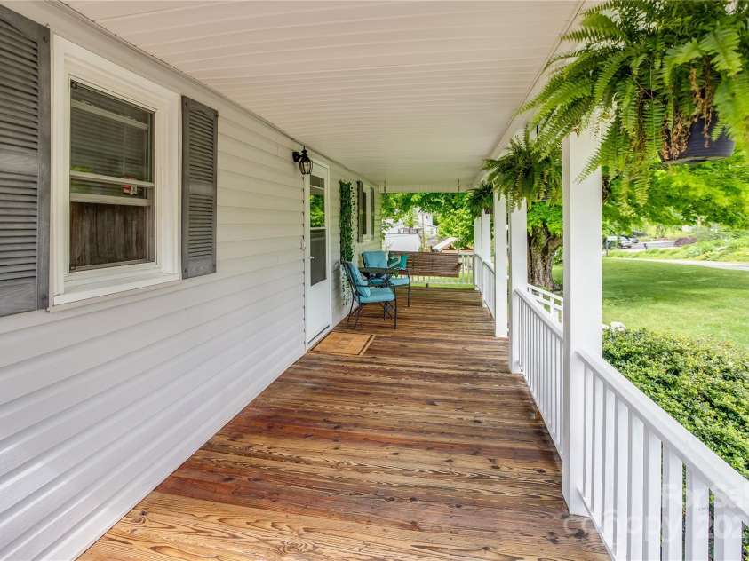 407 Valley View Circle, Waynesville, NC 28786.  MLS# CAR4259161, YatesRealty ID 17492. Wonderful place to relax