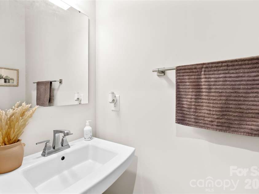 563 Nantahala Drive, Charlotte, NC 28211.  MLS# CAR4337301, YatesRealty ID 17492. 1/2 bathroom - main level