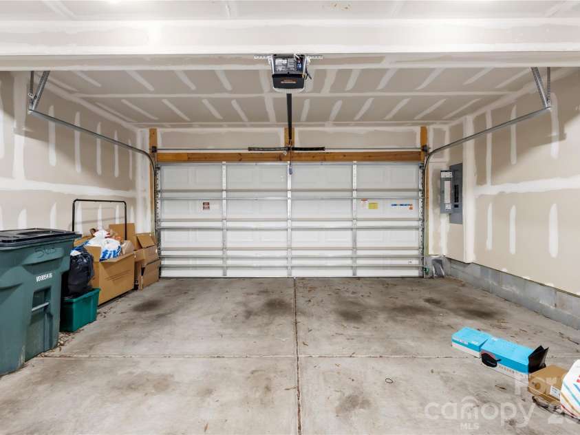 563 Nantahala Drive, Charlotte, NC 28211.  MLS# CAR4337301, YatesRealty ID 17492. 2 car / garage space