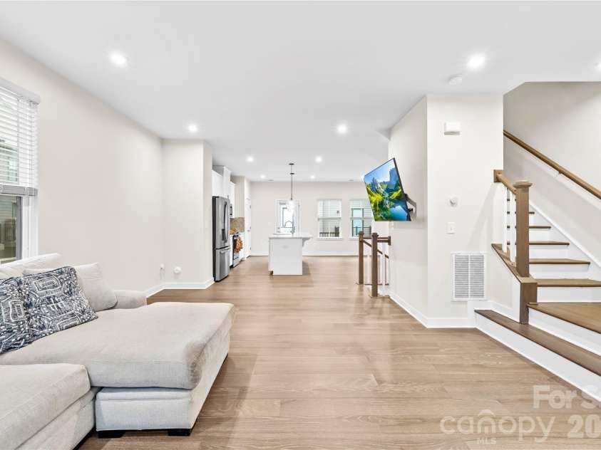 563 Nantahala Drive, Charlotte, NC 28211.  MLS# CAR4337301, YatesRealty ID 17492. 2nd floor Living!