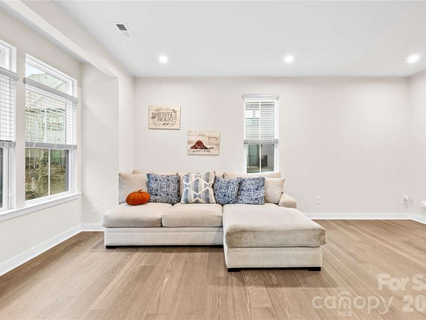 563 Nantahala Drive, Charlotte, NC 28211.  MLS# CAR4337301, YatesRealty ID 17492. 