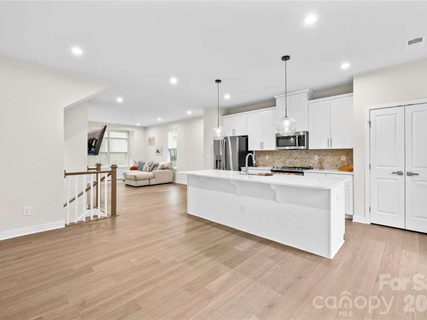 563 Nantahala Drive, Charlotte, NC 28211.  MLS# CAR4337301, YatesRealty ID 17492. 