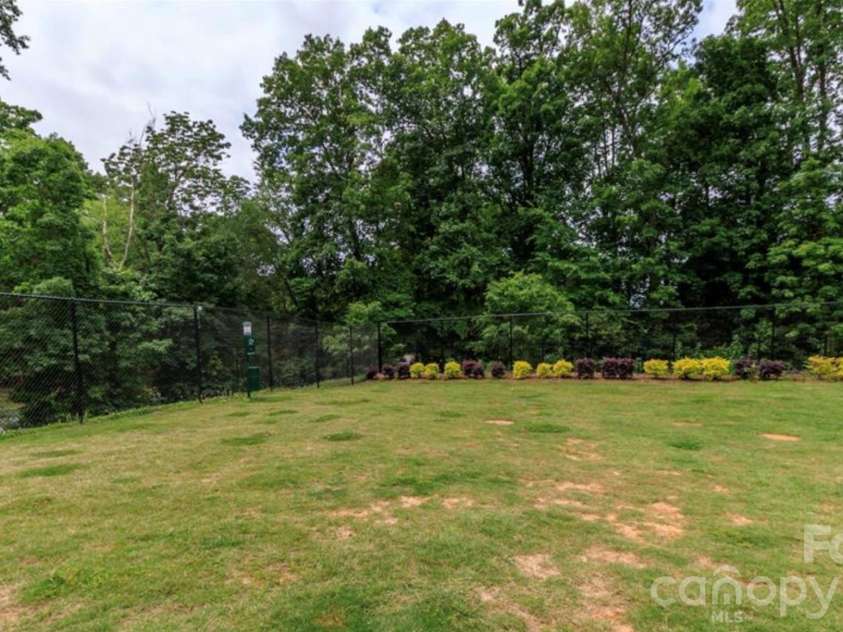 563 Nantahala Drive, Charlotte, NC 28211.  MLS# CAR4337301, YatesRealty ID 17492. Dog Park