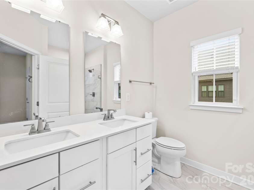 563 Nantahala Drive, Charlotte, NC 28211.  MLS# CAR4337301, YatesRealty ID 17492. Primary bath