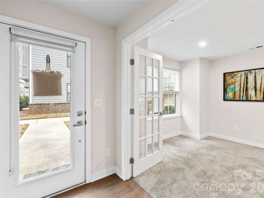 563 Nantahala Drive, Charlotte, NC 28211.  MLS# CAR4337301, YatesRealty ID 17492. Welcome Home - front entryway