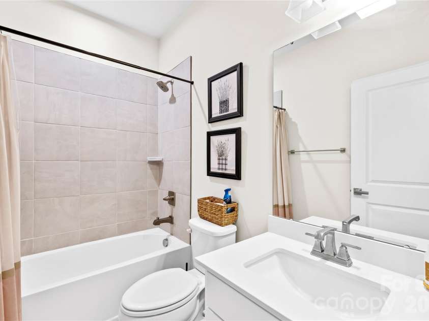 563 Nantahala Drive, Charlotte, NC 28211.  MLS# CAR4421932, YatesRealty ID 17492. 2nd full bathroom