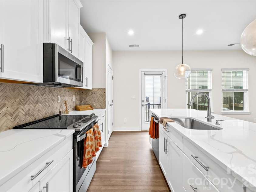 563 Nantahala Drive, Charlotte, NC 28211.  MLS# CAR4421932, YatesRealty ID 17492. 